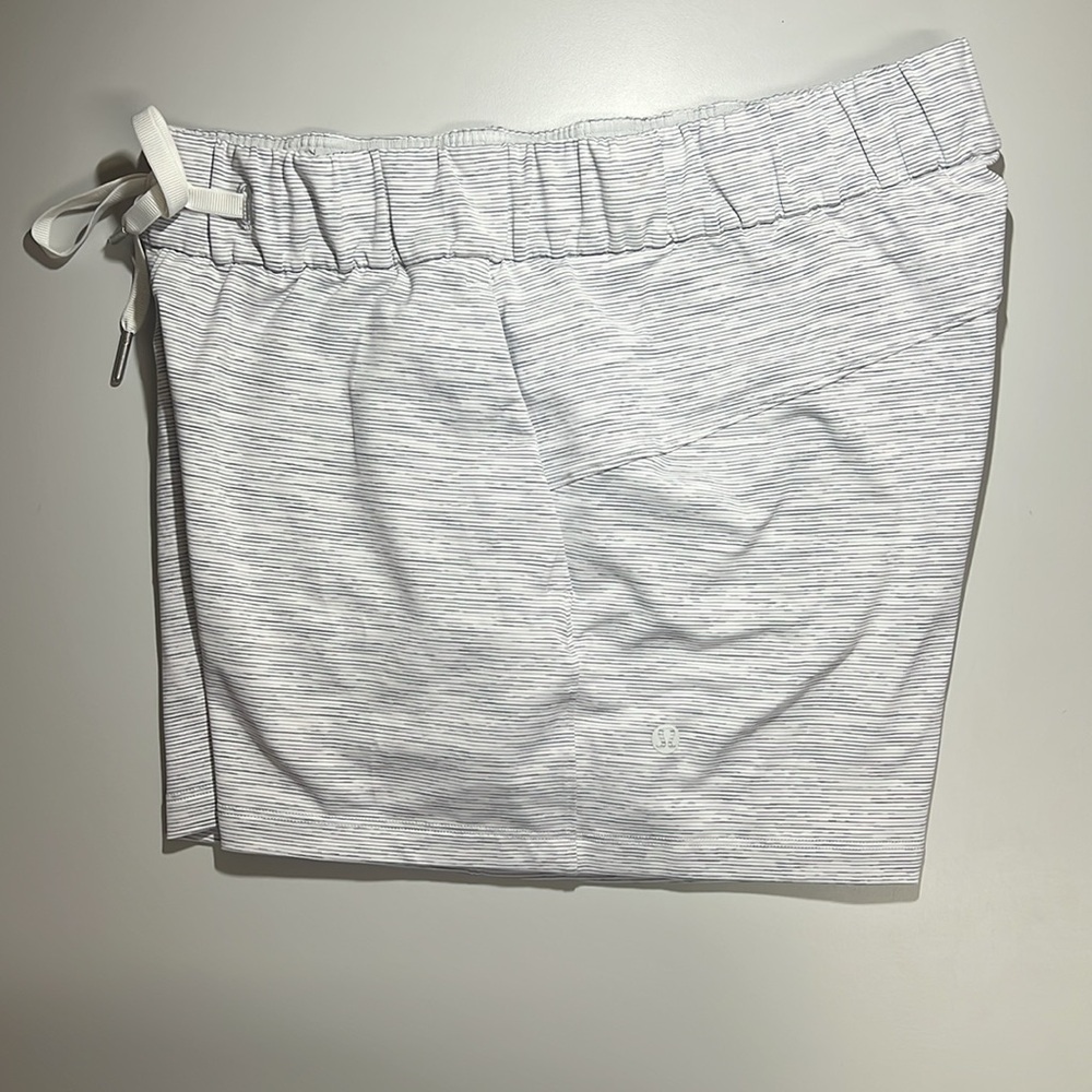 Lululemon On The Fly Short 2.5" Size 6 - Picture 4 of 9